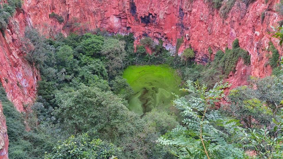 金剛鸚鵡洞 (Photo by Lucas Cordeiro Barbosa Dijigow, License: CC BY-SA 4.0, Wikimedia Commons提供)