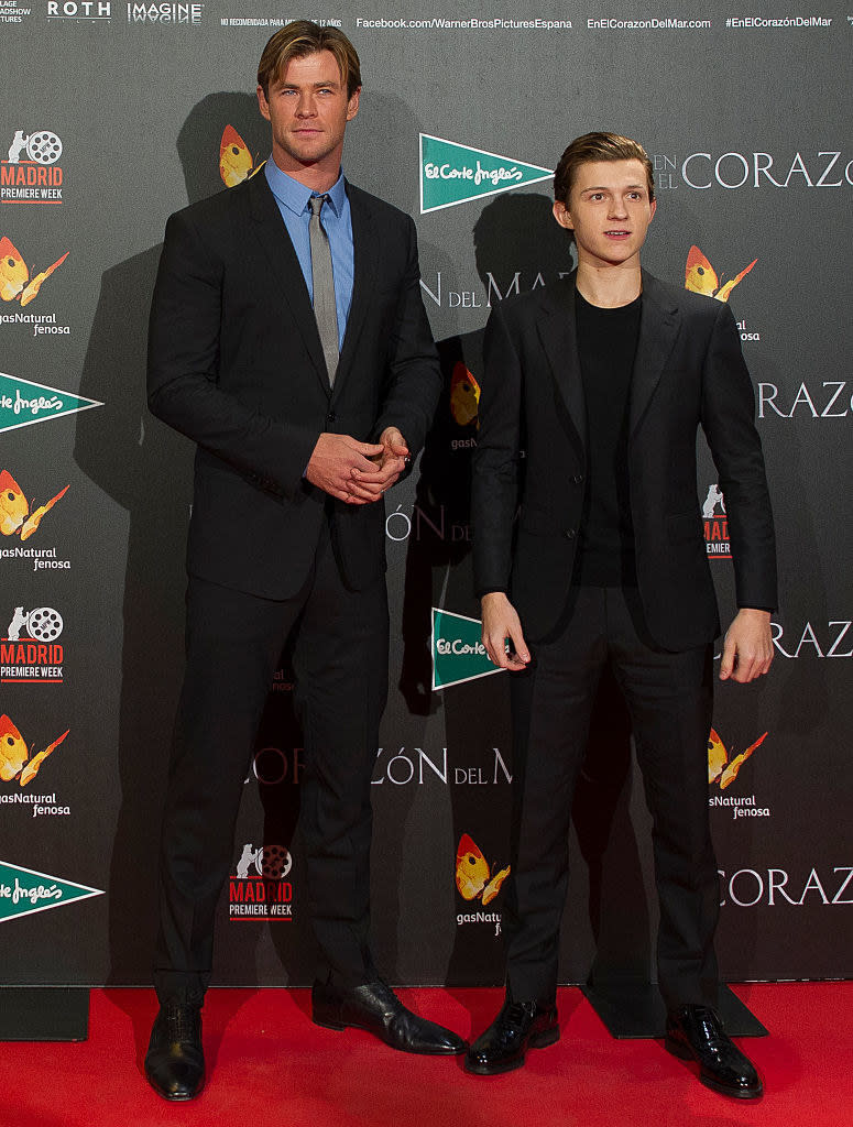Tom poses for photographers next to Chris Hemsworth on the red carpet