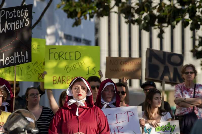 美國阿拉巴馬州14日通過一項全美最嚴苛的墮胎禁令，幾乎全面禁止女性墮胎，無論女性是否未成年，是否遭強暴或亂倫都必須生下小孩，圖為抗議立法的民眾。（AP）