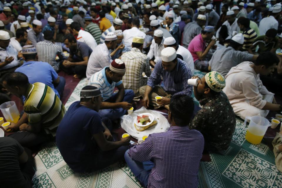 Devotees break fast on the first day of Ramadan at a mosque in Singapore in this June 29, 2014 file photo. Halal has never looked so good for Singapore. A survey ranked the Asian country as the top non-Islamic destination for Muslim tourists, weeks after official data showed overall visitor numbers fell last year for the first time since 2009. REUTERS/Edgar Su/Files (SINGAPORE - Tags: FOOD RELIGION)