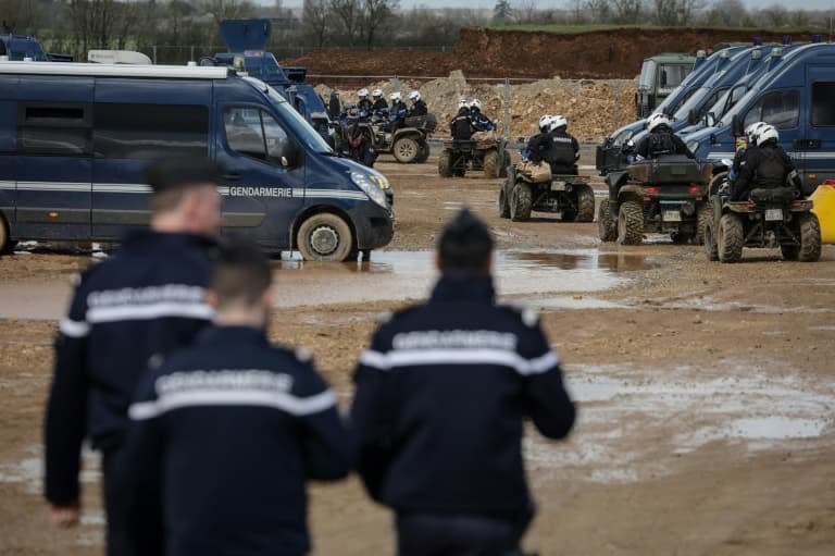 Les forces de l'ordre sont présentes à Sainte-Soline à la veille d'une manifestation non autorisée contre des méga-bassines, dans les Deux-Sèvres, le 24 mars 2023 - THIBAUD MORITZ © 2019 AFP