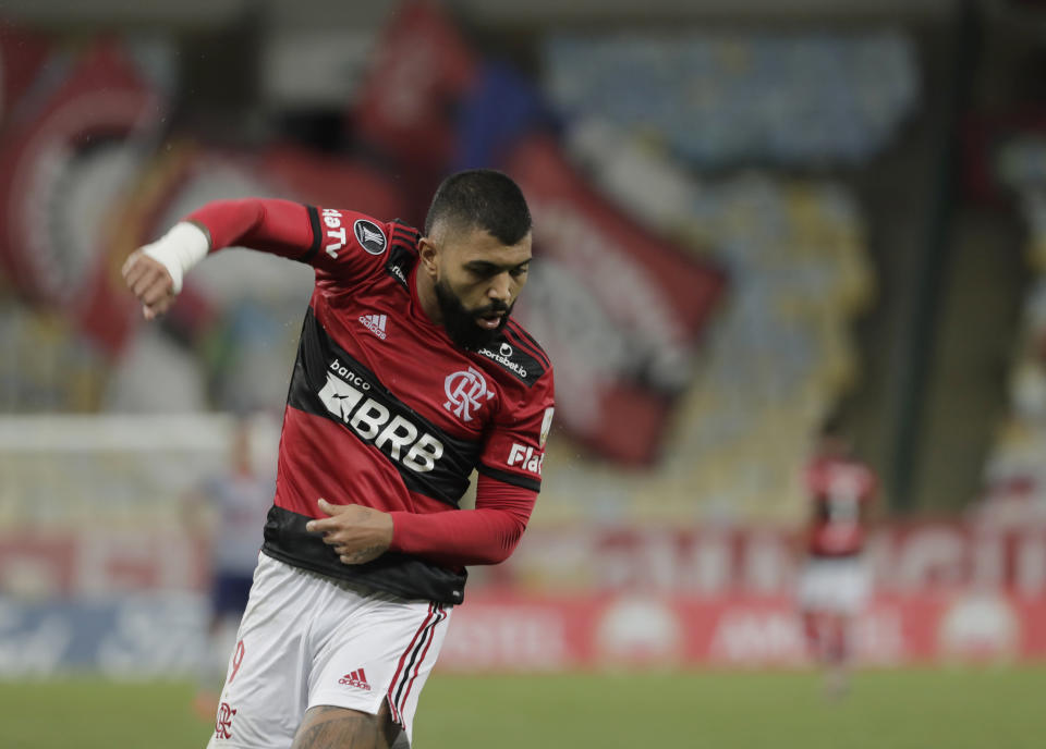 Gabriel Barbosa, delantero de Flamengo, festeja luego de marcar el tercer tanto ante Unión La Calera de Chile, durante un encuentro de la Copa Libertadores, realizado el martes 27 de abril de 2021, en el estadio Maracaná de Río de Janeiro (Antonio Lacerda/Pool via AP)