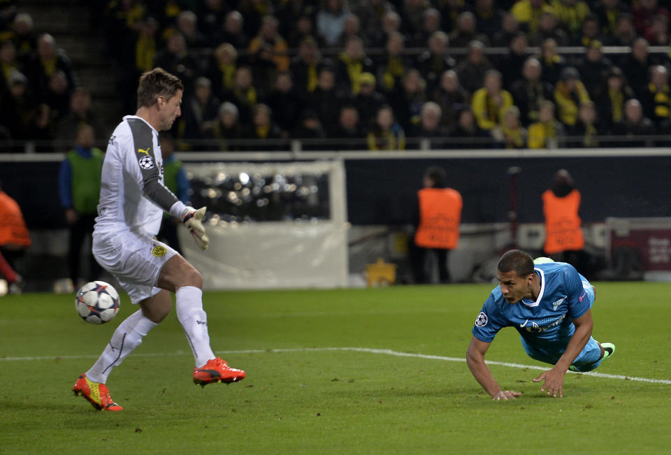Zenit's Jose Salomon Rondon, right, scores his side's 2nd goal during the UEFA Champions League last 16 second leg soccer match between Borussia Dortmund and FC Zenit in Dortmund, Germany, Wednesday, March 19, 2014. At left is Dortmund goalkeeper Roman Weidenfeller. (AP Photo/Martin Meissner)