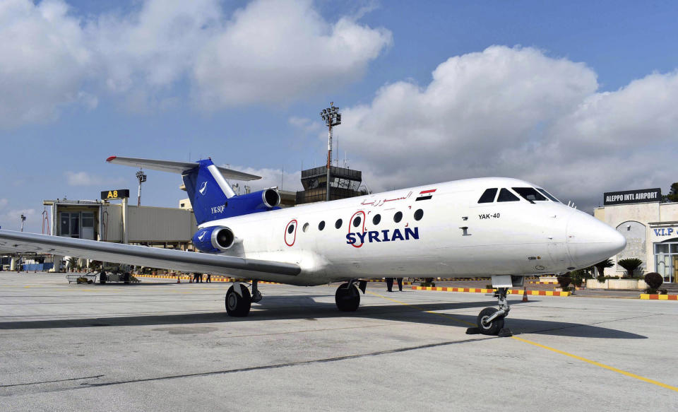 En esta imagen publicada el martes 18 de febrero de 2020 por la agencia oficial de noticias siria SANA, un avión YAK-40 estacionado en el aeropuerto de Alepo, en Siria. (SANA via AP)