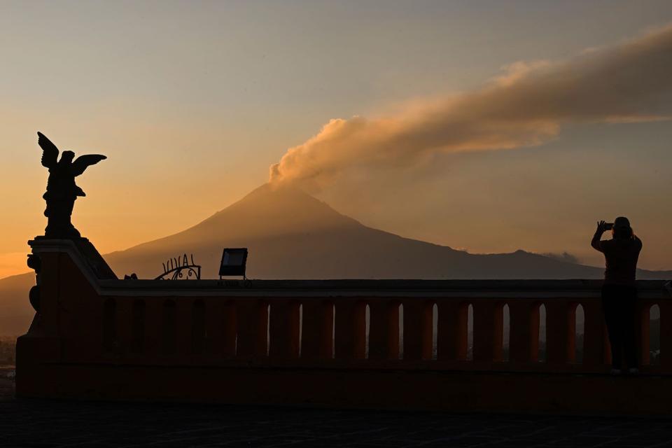 <p>Artur Widak/NurPhoto via AP</p> Popocatépetl volcano