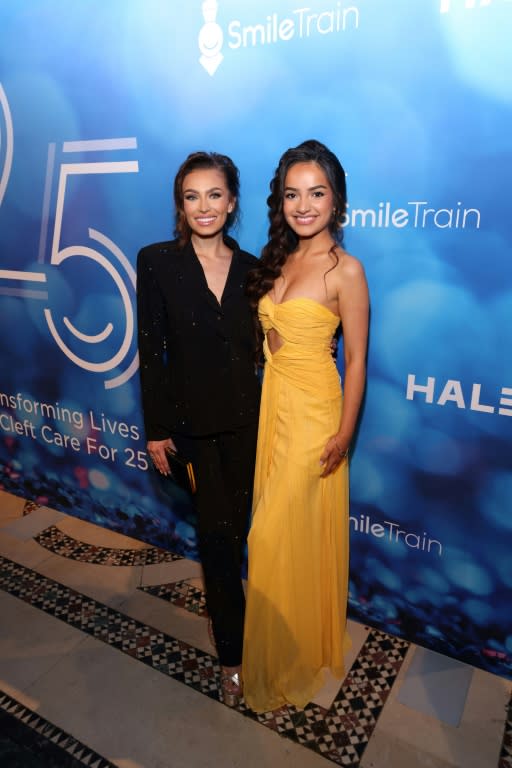 Noelia Voigt (izq.), Miss EEUU 2023, y UmaSofia Srivastava, Miss Teen EEUU 2023, en una fiesta en Nueva York el 8 de mayo de 2024 (Rob Kim)
