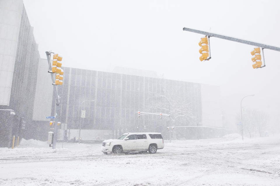 Dangerous Lake Effect Snow Paralyzes Parts Of New York State 0417