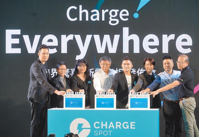 共享行動電源服務品牌「Charge SPOT」在捷運站、超商皆有設點，台北市長柯文哲（左四）去年為鼓勵新創產業出席發表會，卻慘淪詐騙工具。（本報資料照片）