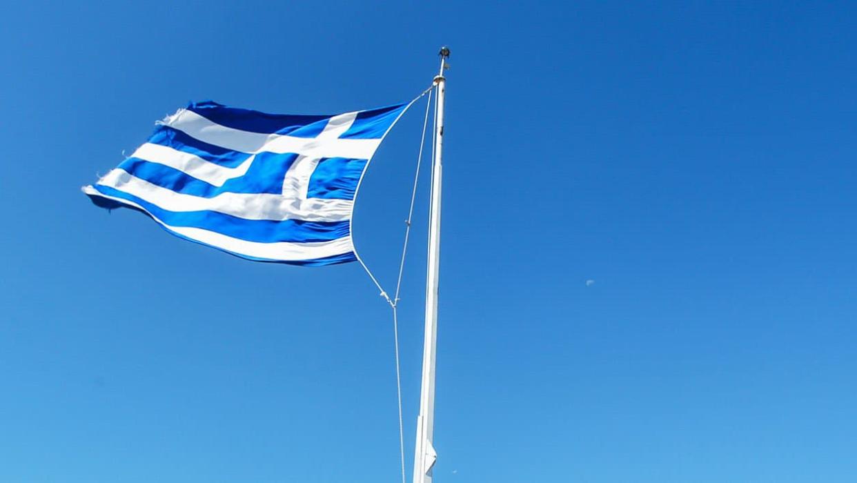 Le drapeau grec est hissé devant le Parthenon à Athènes le 25 mars 2021. - Andreas Solaro - AFP