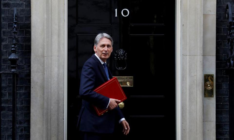 Philip Hammond outside No 10