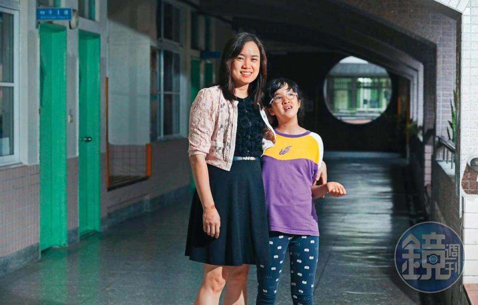 沈雅琪（左）的女兒（右）12歲了。5年多來，他們在同一間學校任教與就讀，也因為女兒的特殊生身分，沈雅琪坦言自己變得更注重台灣特教環境。