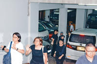 ■白色七人車駛入停車場後，林二汶等即驅趕記者。