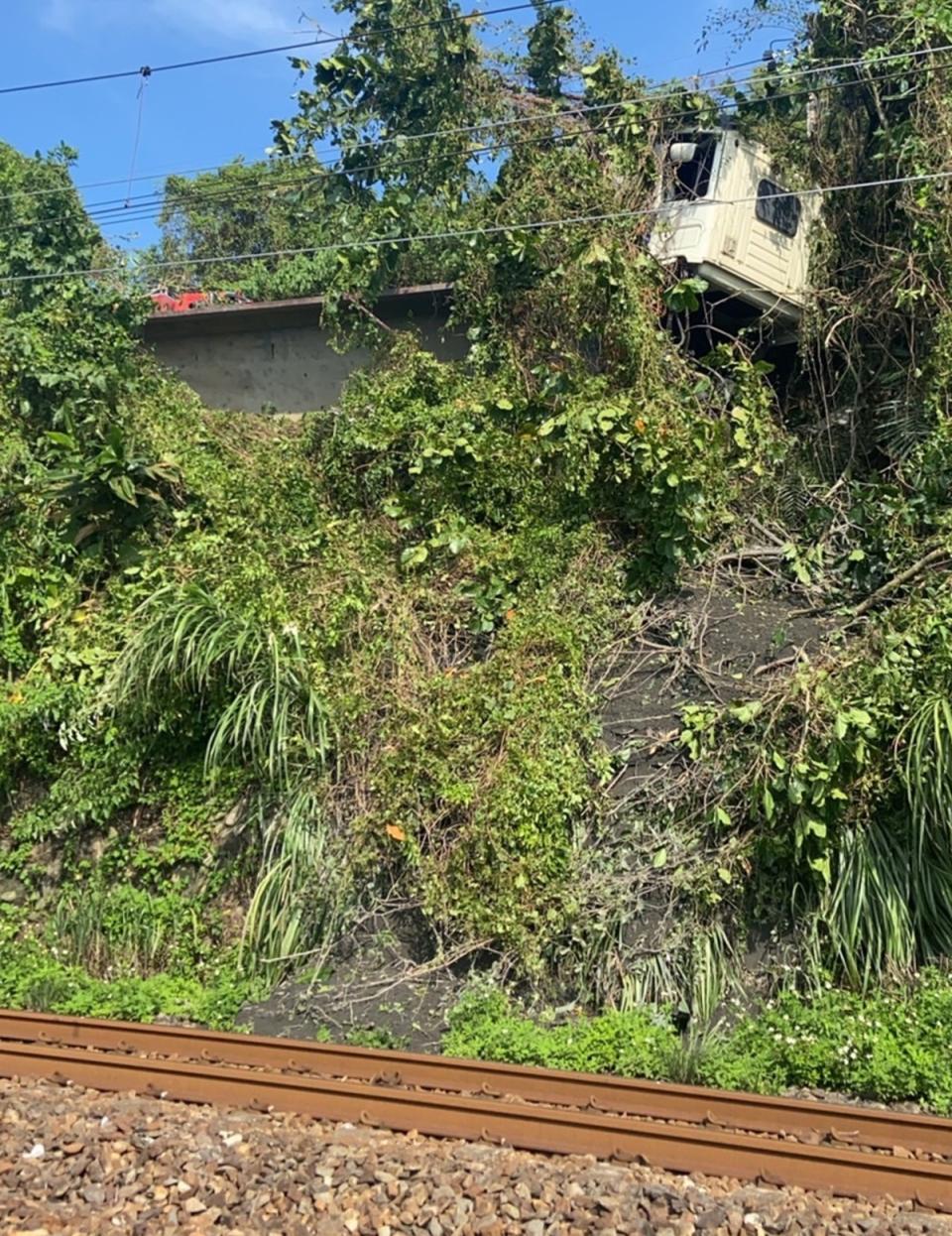 台2線頭城大里段卡車翻落邊坡差點掉入鐵軌 台鐵單線雙向管制！