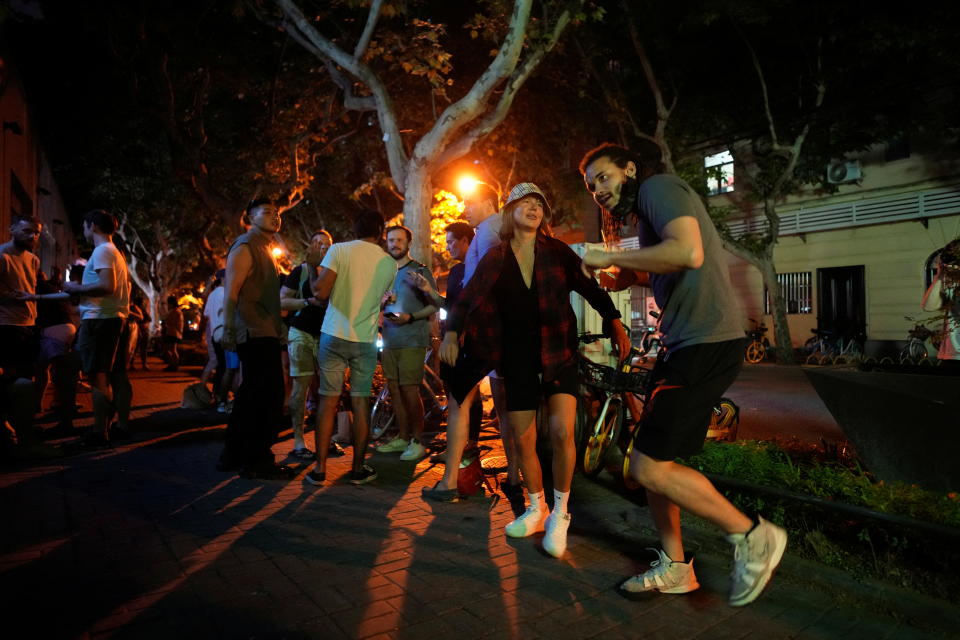 上海解封日午夜，民眾開心到戶外跳舞。圖片來源：REUTERS