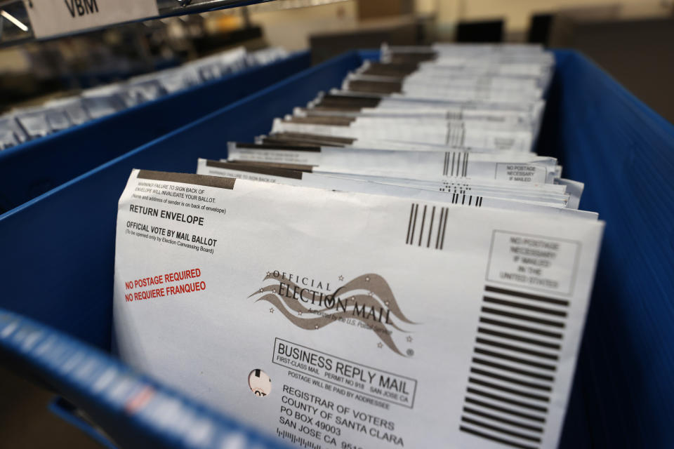 Sobres con boletas de voto por correo de las elecciones presidenciales de 2020 son organizadas por las autoridades electorales en San José, California (Justin Sullivan/Getty Images)