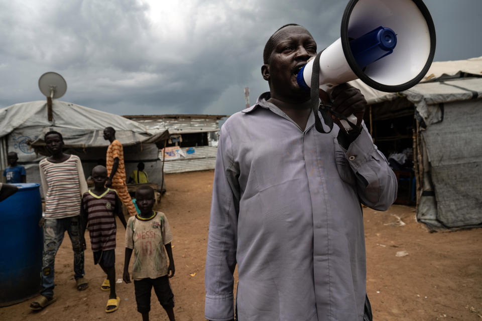 Un trabajador del Ministerio de Salud de Sudán del Sur convoca a las personas del campamento Mangateen para los desplazados dentro del país a que reciban su vacuna contra el COVID-19, en Yuba, Sudán del Sur, el 19 de octubre de 2021. (Lynsey Addario/The New York Times).