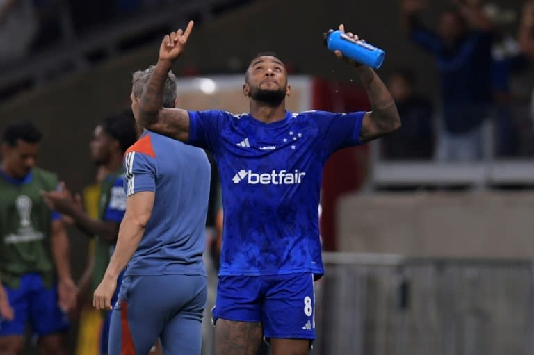 El delantero de Cruzeiro Rafa Silva celebra tras marcar el gol de la victoria de su equipo ante la Universidad Católica de Ecuador, en un duelo de la fase de grupos de la Copa Sudamericana, en Belo Horizonte, Brasil, el 30 de mayo de 2024 (Douglas Magno)