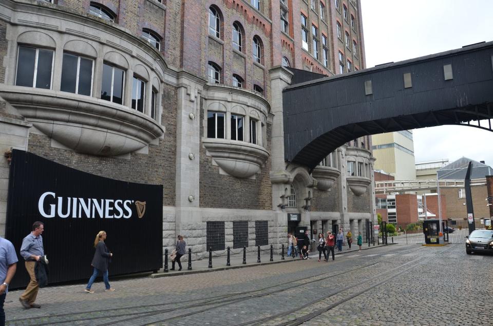 Exterior de la fábrica de cerveza Guinness en Dublín (Irlanda). <a href="https://en.wikipedia.org/wiki/File:Guinness_Storehouse_exterior_3.jpg" rel="nofollow noopener" target="_blank" data-ylk="slk:Steven Lek / Wikimedia Commons;elm:context_link;itc:0;sec:content-canvas" class="link ">Steven Lek / Wikimedia Commons</a>, <a href="http://creativecommons.org/licenses/by-sa/4.0/" rel="nofollow noopener" target="_blank" data-ylk="slk:CC BY-SA;elm:context_link;itc:0;sec:content-canvas" class="link ">CC BY-SA</a>