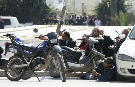 Police officers are seen on the pavement outside parliament in Tunis March 18, 2015. REUTERS/Zoubeir Souissi