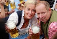 <p>2012 war etwa "Tatort"-Schauspieler Axel Milberg war mit seiner Frau Judith beim Maßkrug-Stemmen. (Bild: Johannes Simon / Getty Images)</p>