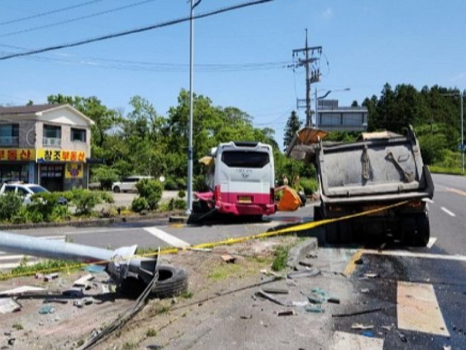 韓國濟州島發生台灣旅行團包乘的遊覽車和卡車相撞事故，30多名台灣遊客受傷。（圖：濟州消防本部）