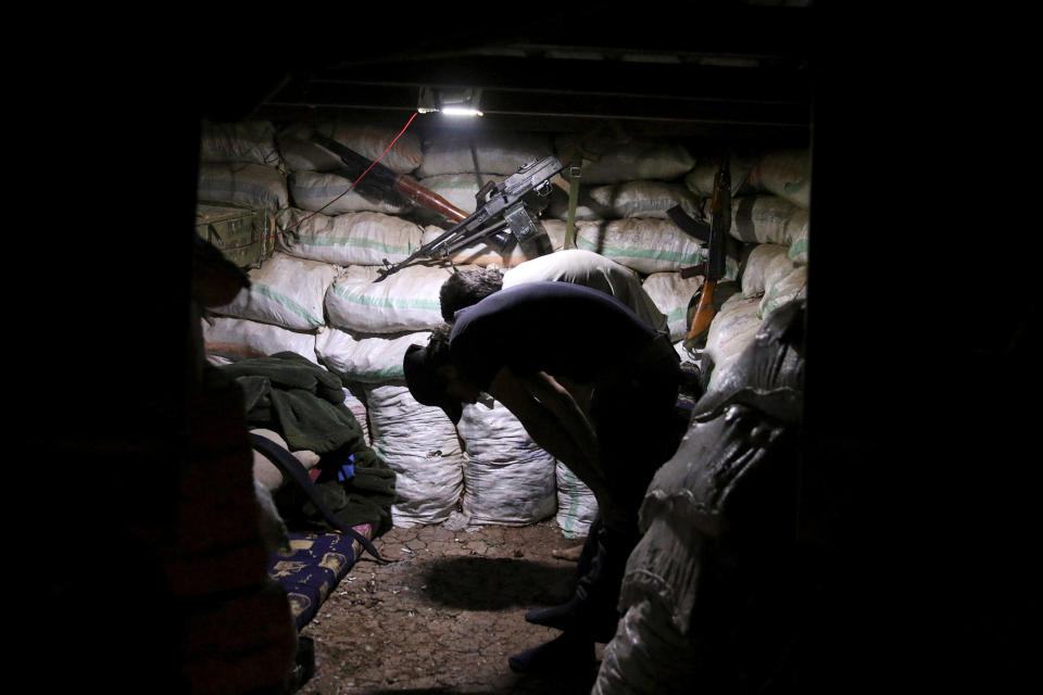 <p>Free Syrian Army fighters pray before Iftar (breaking fast) during the Muslim month of Ramadan in the province of Daraa, Syria, May 30,2017. (Alaa al-Faqir/Reuters) </p>