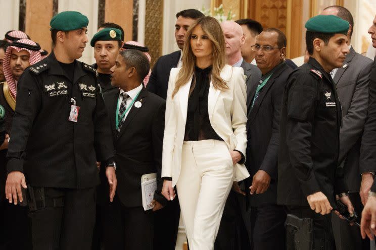 Melania Trump trug beim Gipfeltreffen am Sonntag einen Hosenanzug, obwohl Hosen für Frauen in Saudi-Arabien tabu sind. (Bild: AP)