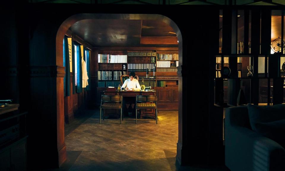 蕭敬騰在戲中執業的「綠之門」診所，是美術組精心設計的內搭景。（公視提供）