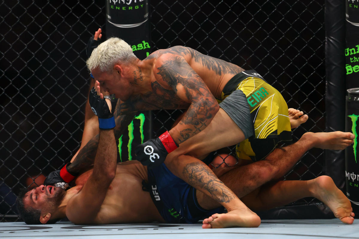 UFC free fight Charles Oliveira puts an end to Beneil Dariushs impressive win streak
