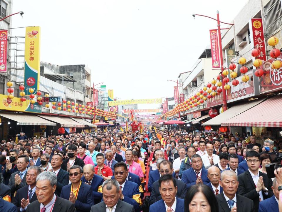 祝壽大典為大甲媽遶境重頭戲，儀式全程兩小時，由主祭們率領在場數萬信徒，一起遵循古禮為媽祖上香、獻花、獻果、誦經及行三跪九叩禮。圖/嘉義縣政府提供