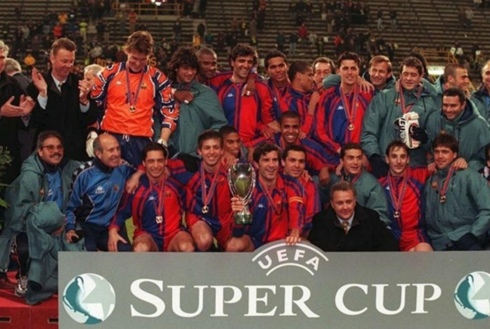 <p>Hasta 1997, la Supercopa de Europa se disputaba a doble partido con la ida en el campo del campeón de la Recopa y la vuelta en el estadio del campeón de la Champions. El último equipo que ganó el título con este formato fue el Barcelona derrotando al Borussia de Dortmund. (Foto: Getty Images). </p>