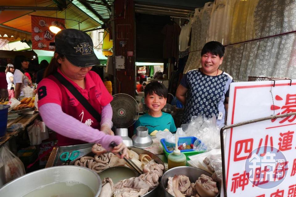 「湯家四神湯」是滿載大腸、小腸、豬肚的小攤車。