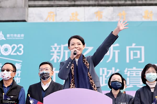 新竹市長高虹安與國民黨立委鄭正鈐、新竹市議會議長許修睿、副議長余邦彥及多位新竹市議員合影。