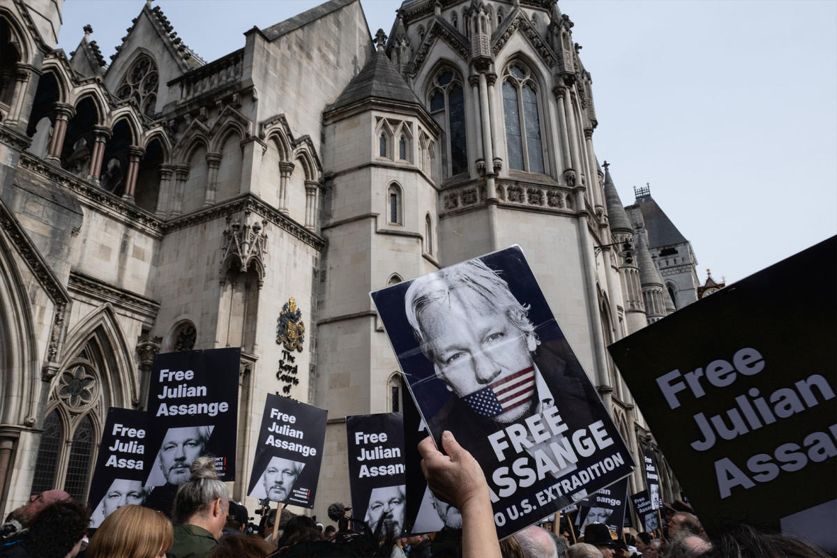 قالت محكمة بريطانية إن جوليان أسانج يمكنه استئناف تسليمه إلى الولايات المتحدة بتهم التجسس