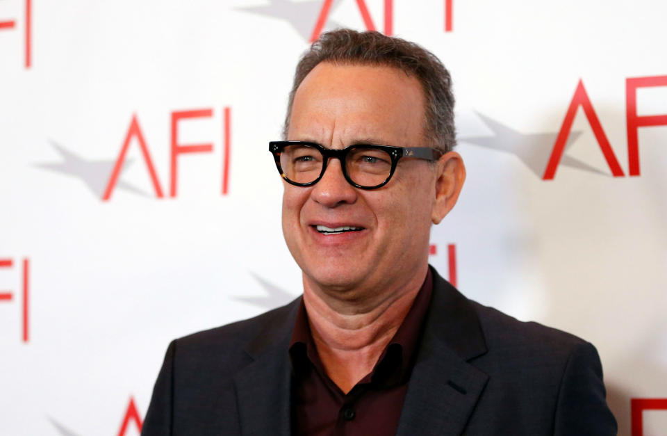 <p>Hanks, que coincidió con Streep en ‘The Post’ (2017), es muy fan de las gafas de pasta. Con esta montura llegó a los AFI Awards 2018. (Foto: Reuters). </p>
