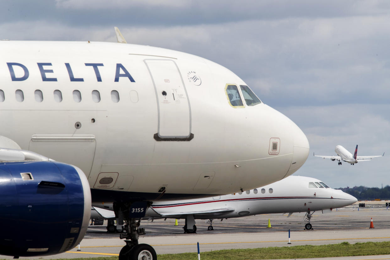 An employee in Delta&rsquo;s operations control center sent a directive to a Delta gate agent directing them not to open the door of a delayed flight in order to keep the flight attendants onboard, according to internal communications reviewed by HuffPost. (Photo: ASSOCIATED PRESS)