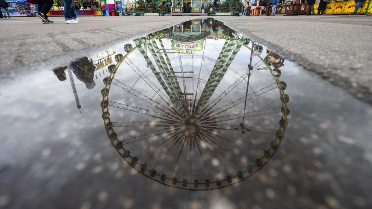 Nachdem sie auf dem Cannstatter Wasen in Baden-Württemberg alle dasselbe Festzelt besucht haben, klagen zahlreiche Menschen über Magen-Darm-Beschwerden. (Bild: dpa)