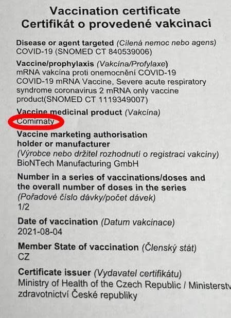  陳時中接受印有「復必泰」（英文：Comirnaty）字樣的BNT疫苗。（圖／翻攝自郭台銘臉書）