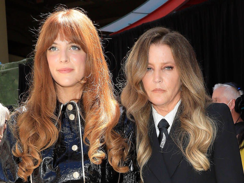 Riley Keough (l.) half dabei, die Memoiren ihrer Mutter Lisa Marie Presley fertigzustellen. (Bild: imago images/ZUMA Wire)