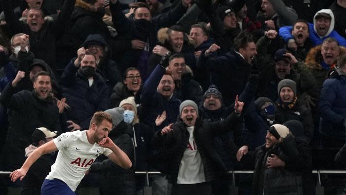Penyerang Tottenham, Harry Kane berselebrasi usai mencetak gol ke gawang Liverpool pada pertandingan lanjutan Liga Inggris di Stadion Tottenham Hotspur di London, Senin (20/12/2021). Hasil imbang membawa Liverpool berada di posisi kedua klasemen Liga Inggris dengan 41 poin. (AP Photo/Frank Augstein)