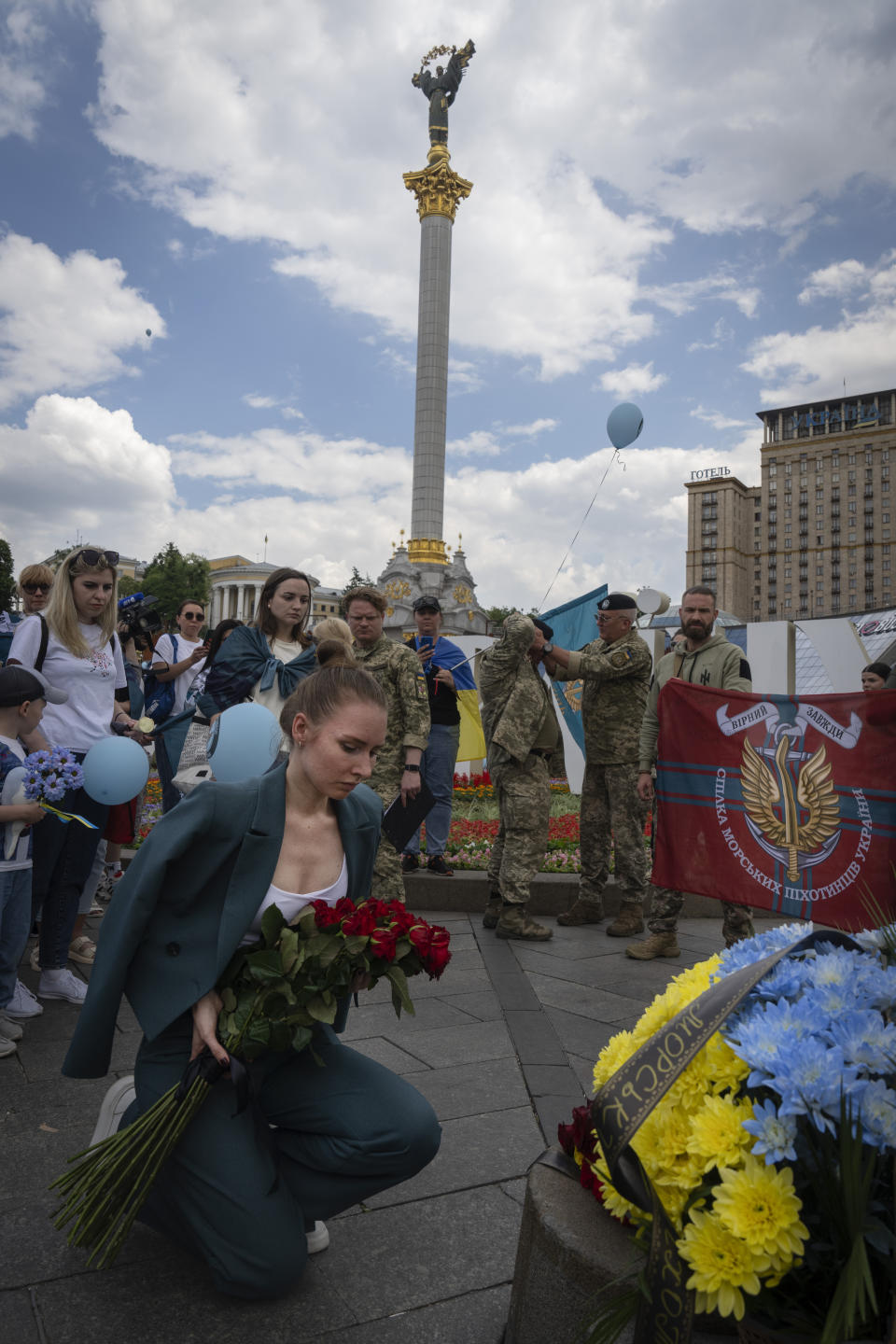 Veterans and people lay flowers to a spontaneous memorial to soldiers killed in war with Russia in the Independence square in Kyiv, Ukraine, Thursday, May 23, 2024. (AP Photo/Efrem Lukatsky)