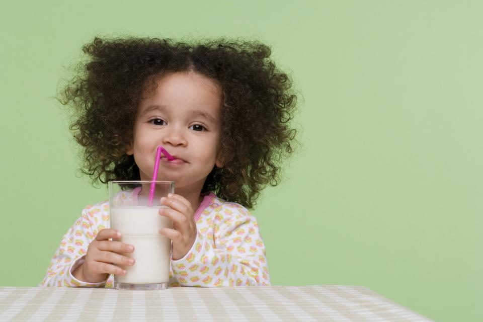 <span class="caption">Les informations des aliments d’origine animale — comme le lait de vache — sont transférées à la personne qui en consomme.</span> <span class="attribution"><a class="link " href="https://www.gettyimages.com/detail/photo/girl-drinking-milk-royalty-free-image/75939350?adppopup=true" rel="nofollow noopener" target="_blank" data-ylk="slk:Image Source/DigitalVision via Getty Images;elm:context_link;itc:0;sec:content-canvas">Image Source/DigitalVision via Getty Images</a></span>