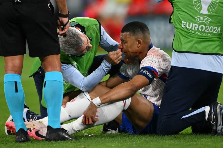 Kylian Mbappe recibe la asistencia de los médicos