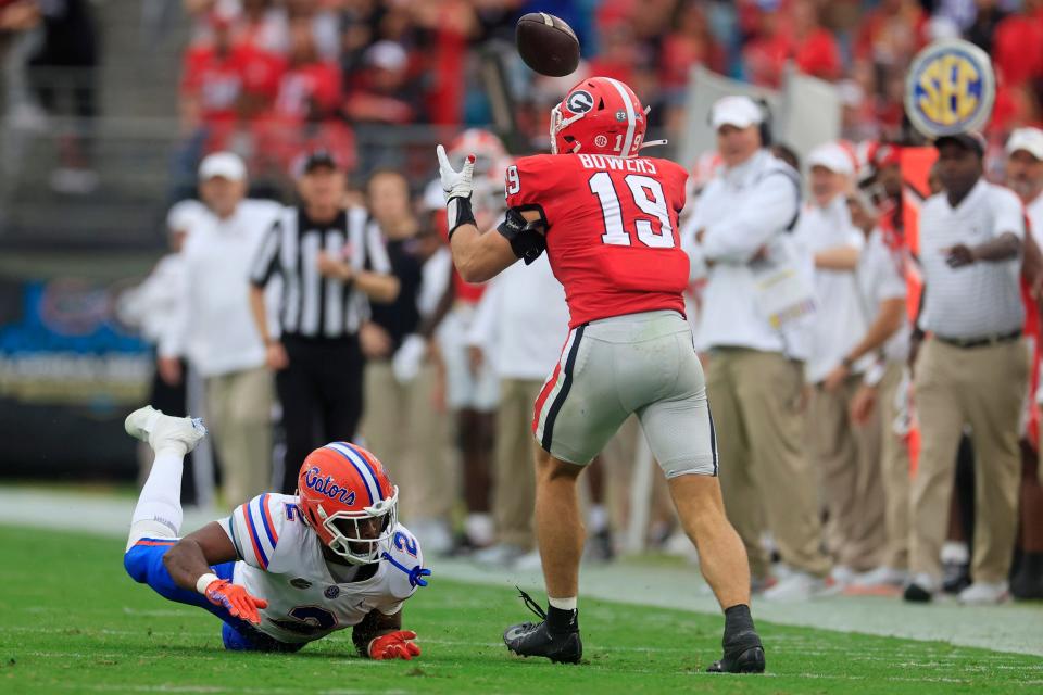 Georgia losing tight end Brock Bowers (19), seen here hanging on to a bobbled ball for a touchdown in last year's 42-20 win over Florida, will make it a lot harder for the No. 1-ranked Bulldogs to maintain their perfect season.