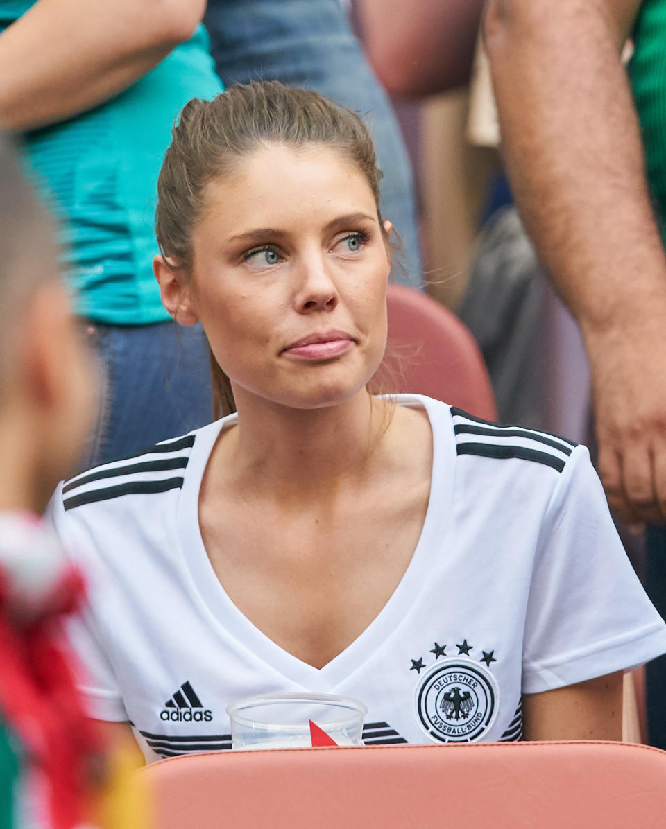 <p>Name: Annika (Nachname unbekannt)<br> Beruf: Viel ist über die schöne Spielerfrau nicht bekannt, sie hält sich aus der Öffentlichkeit raus<br> Partner: Jonas Hector<br> Beziehungsstatus: Seit ca. zwei Jahren ein Paar <br> Kinder: Keine<br>(Bild: ddpimages) </p>