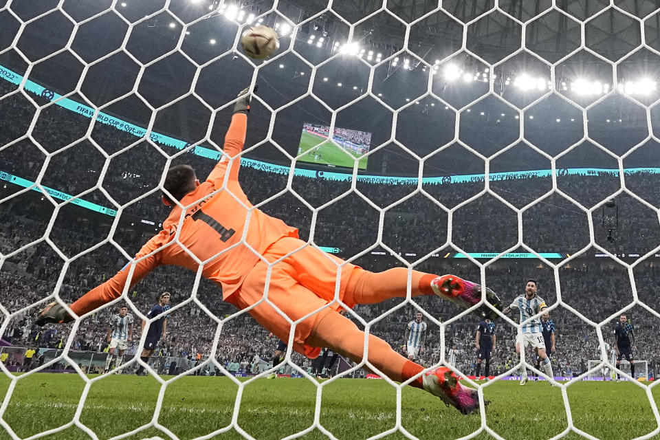 El delantero argentino Lionel Messi convierte de penal para el primer gol ante Croacia en la semifinal de la Copa Mundial, el martes 13 de diciembre de 2022, en Lusail, Qatar. (AP Foto/Frank Augstein)