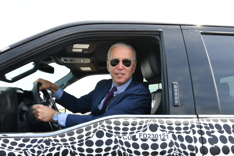 Joe Biden conduit un véhicule électrique, le Ford F-150, à Dearborn, dans le Michigan le 18 mai 2021 (AFP/Archives - Nicholas Kamm)
