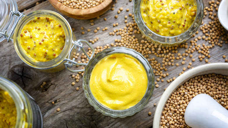 mustard varieties in small jars 