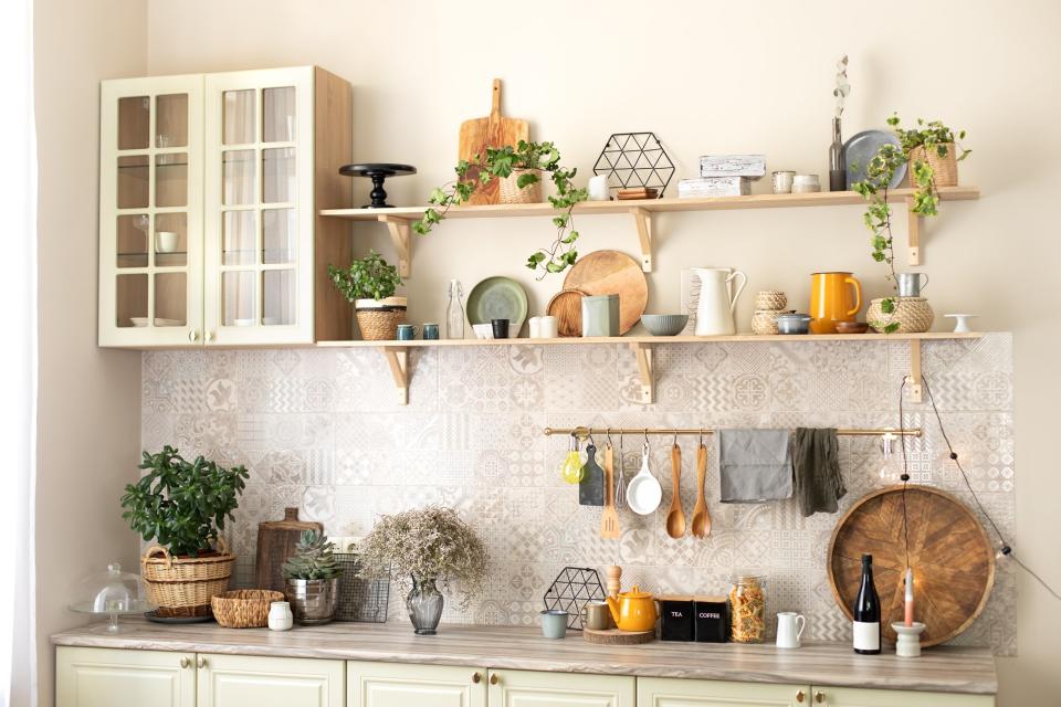 Laut der Designerin handelt es sich bei offenen Küchenregalen um echte Staubfänger. - Copyright: Тодорчук Екатерина / Getty Images