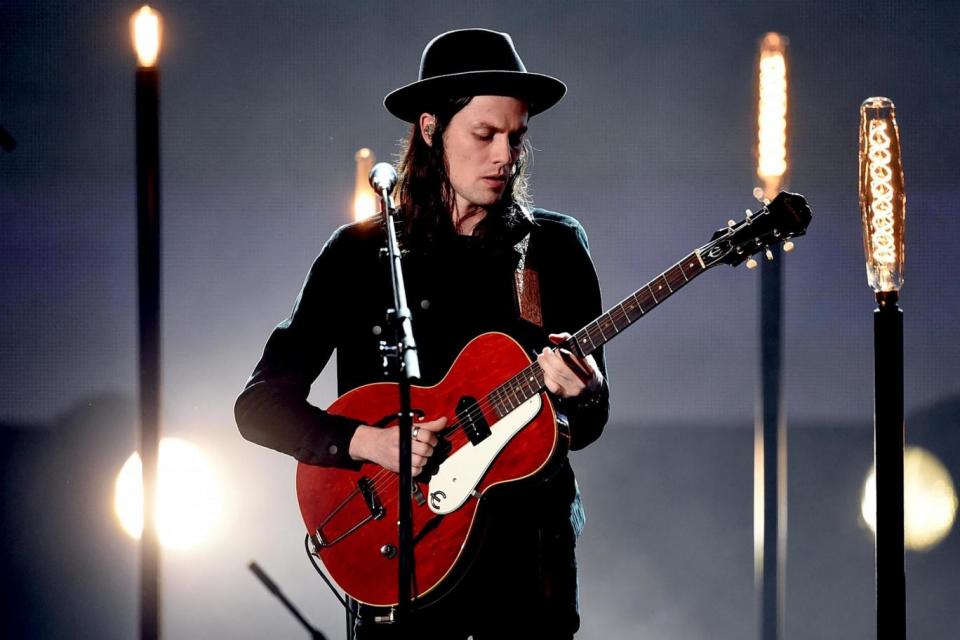 Style: James Bay performing with his signature hat in 2016 (Getty Images)